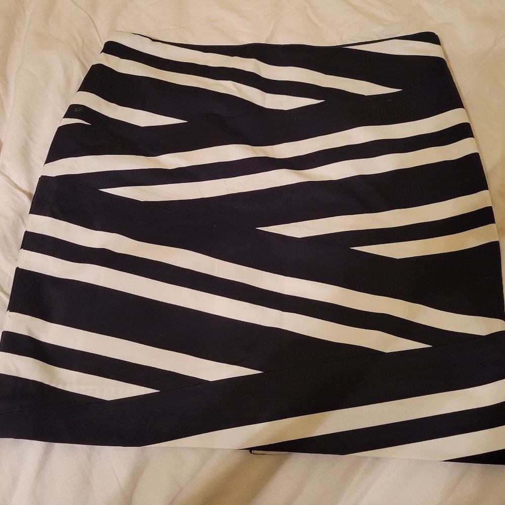 WHBM size 10 black and white skirt lined with slit